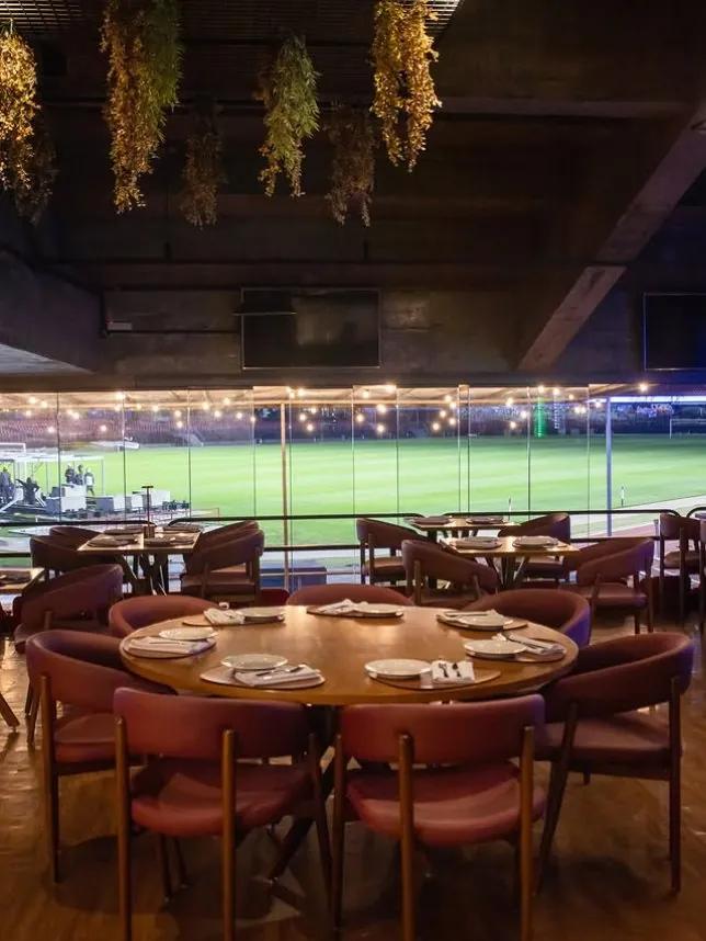 Mesa posta no camarote Las Patas com vista para o campo do Morumbis